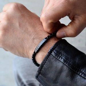 Náramok pánsky z čiernej ocele s ozdobnou doštičkou 43049.3 čierny