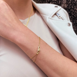 Pozlátený strieborný náramok s elegantným uzlom a zirkónmi 13085.1