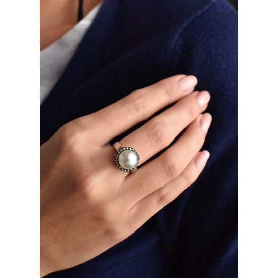 Strieborný prsteň s krištáľmi Swarovski a šedou perlou 35021.3